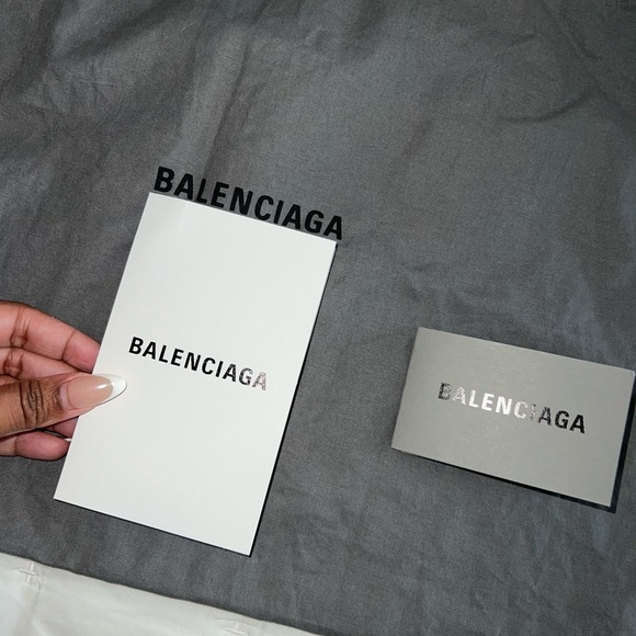 BALENCIAGA La Cagole Shoulder Bag from the Spring/Summer 2022 Collection - Picture 3 of 10